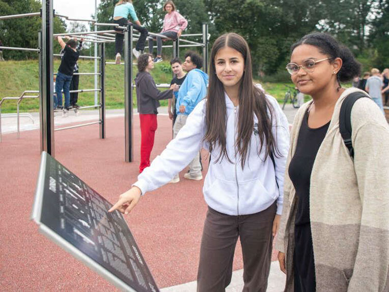 Zwei Mädchen stehen am Sportpark